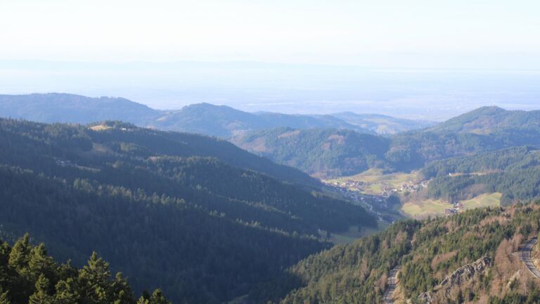 Dieses Bild zeigt eine Webcam-Aufnahme vom Achertal, aufgenommen am Donnerstag, den 18.12.2025 um 13:10 Uhr. Die Temperatur betrug 7.9°C.