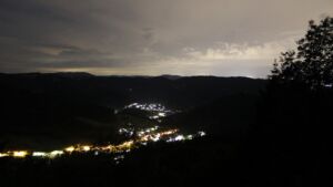 Dieses Bild zeigt eine Webcam-Aufnahme vom Achertal, aufgenommen am Mittwoch, den 10.06.2026 um 00:00 Uhr. Die Temperatur betrug 10.4°C.