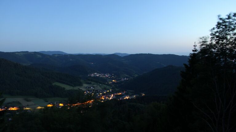 Dieses Bild zeigt eine Webcam-Aufnahme vom Achertal, aufgenommen am Donnerstag, den 28.05.2026 um 22:10 Uhr. Die Temperatur betrug 18.7°C.