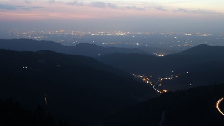 Dieses Bild zeigt eine Webcam-Aufnahme vom Achertal, aufgenommen am Montag, den 09.03.2026 um 19:10 Uhr. Die Temperatur betrug 9.7°C.