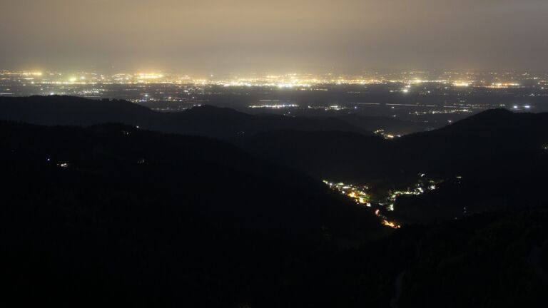 Dieses Bild zeigt eine Webcam-Aufnahme vom Achertal, aufgenommen am Freitag, den 02.05.2025 um 22:10 Uhr. Die Temperatur betrug 17.6°C.