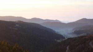 Dieses Bild zeigt eine Webcam-Aufnahme vom Achertal, aufgenommen am Freitag, den 12.12.2025 um 16:20 Uhr. Die Temperatur betrug 10.7°C.