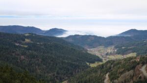 Dieses Bild zeigt eine Webcam-Aufnahme vom Achertal, aufgenommen am Donnerstag, den 04.12.2025 um 11:20 Uhr. Die Temperatur betrug 1.9°C.