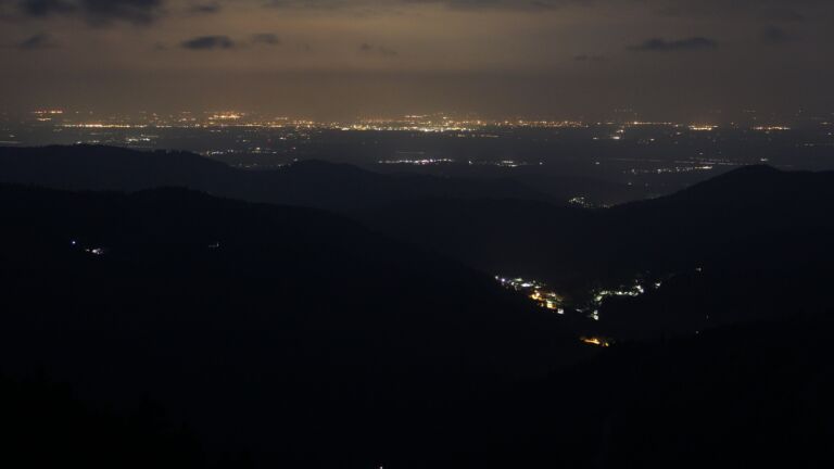 Dieses Bild zeigt eine Webcam-Aufnahme vom Achertal, aufgenommen am Freitag, den 09.05.2025 um 03:50 Uhr. Die Temperatur betrug 3.3°C.