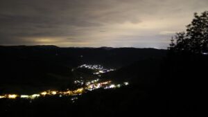 Dieses Bild zeigt eine Webcam-Aufnahme vom Achertal, aufgenommen am Mittwoch, den 10.06.2026 um 23:50 Uhr. Die Temperatur betrug 8.9°C.