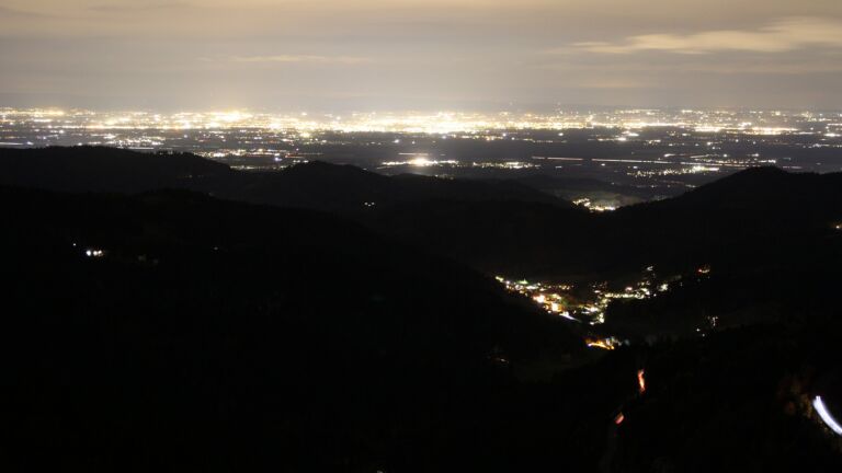 Dieses Bild zeigt eine Webcam-Aufnahme vom Achertal, aufgenommen am Mittwoch, den 29.10.2025 um 18:30 Uhr. Die Temperatur betrug 10.8°C.