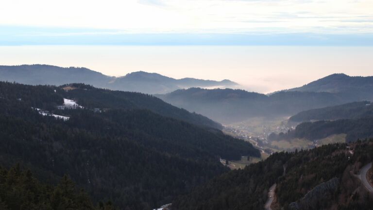 Dieses Bild zeigt eine Webcam-Aufnahme vom Achertal, aufgenommen am Freitag, den 23.01.2026 um 17:10 Uhr. Die Temperatur betrug 6.5°C.