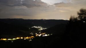 Dieses Bild zeigt eine Webcam-Aufnahme vom Achertal, aufgenommen am Dienstag, den 25.08.2026 um 01:30 Uhr. Die Temperatur betrug 16.5°C.