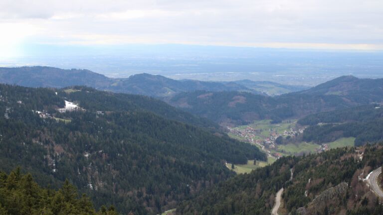 Dieses Bild zeigt eine Webcam-Aufnahme vom Achertal, aufgenommen am Samstag, den 04.04.2026 um 17:30 Uhr. Die Temperatur betrug 7.8°C.