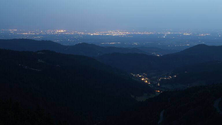 Dieses Bild zeigt eine Webcam-Aufnahme vom Achertal, aufgenommen am Mittwoch, den 25.06.2025 um 22:30 Uhr. Die Temperatur betrug 24°C.