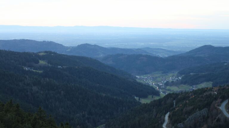 Dieses Bild zeigt eine Webcam-Aufnahme vom Achertal, aufgenommen am Donnerstag, den 13.11.2025 um 17:00 Uhr. Die Temperatur betrug 15.1°C.