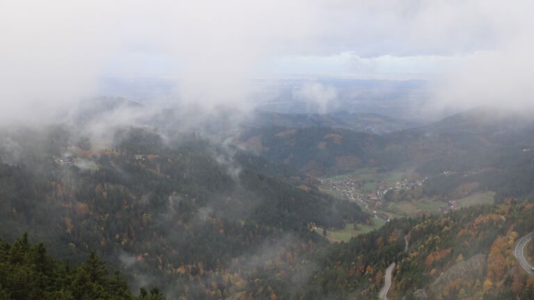 Dieses Bild zeigt eine Webcam-Aufnahme vom Achertal, aufgenommen am Freitag, den 24.10.2025 um 10:20 Uhr. Die Temperatur betrug 0.8°C.