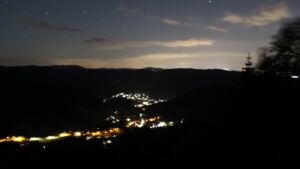 Dieses Bild zeigt eine Webcam-Aufnahme vom Achertal, aufgenommen am Samstag, den 06.06.2026 um 01:30 Uhr. Die Temperatur betrug 12.9°C.