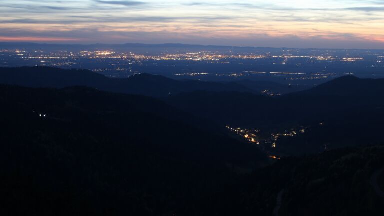 Dieses Bild zeigt eine Webcam-Aufnahme vom Achertal, aufgenommen am Sonntag, den 26.04.2026 um 21:30 Uhr. Die Temperatur betrug 10.2°C.