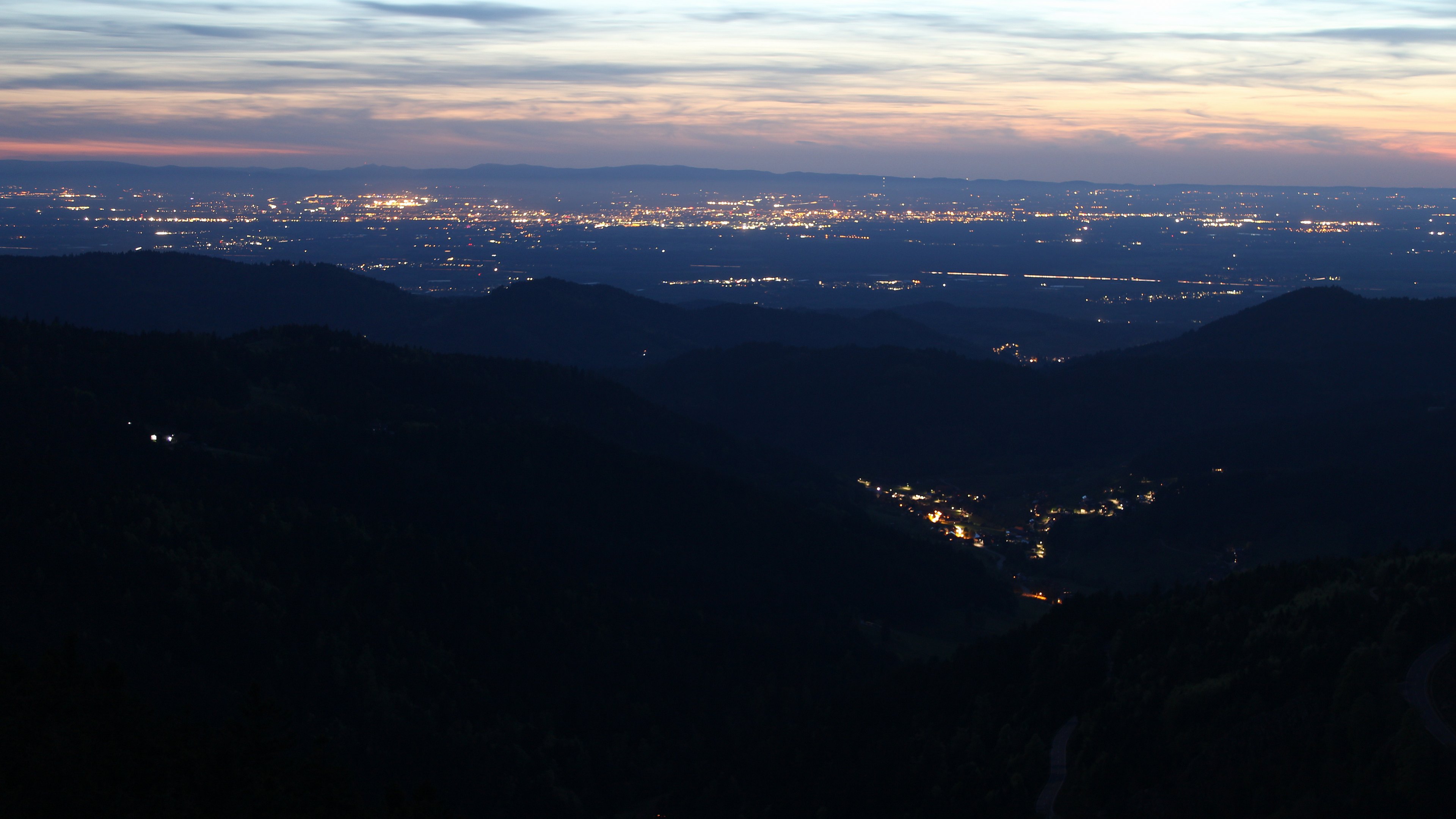 Dieses Bild zeigt eine Webcam-Aufnahme vom Achertal, aufgenommen am Sonntag, den 26.04.2026 um 21:30 Uhr. Die Temperatur betrug 10.2°C.