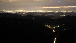 Dieses Bild zeigt eine Webcam-Aufnahme vom Achertal, aufgenommen am Sonntag, den 05.04.2026 um 21:10 Uhr. Die Temperatur betrug 6.9°C.