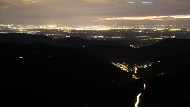 Dieses Bild zeigt eine Webcam-Aufnahme vom Achertal, aufgenommen am Sonntag, den 05.04.2026 um 21:10 Uhr. Die Temperatur betrug 6.9°C.