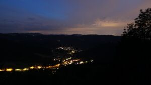 Dieses Bild zeigt eine Webcam-Aufnahme vom Achertal, aufgenommen am Dienstag, den 09.06.2026 um 22:50 Uhr. Die Temperatur betrug 10.8°C.
