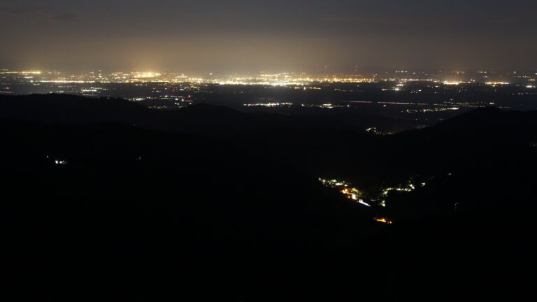 Dieses Bild zeigt eine Webcam-Aufnahme vom Achertal, aufgenommen am Freitag, den 08.08.2025 um 04:40 Uhr. Die Temperatur betrug 18.3°C.