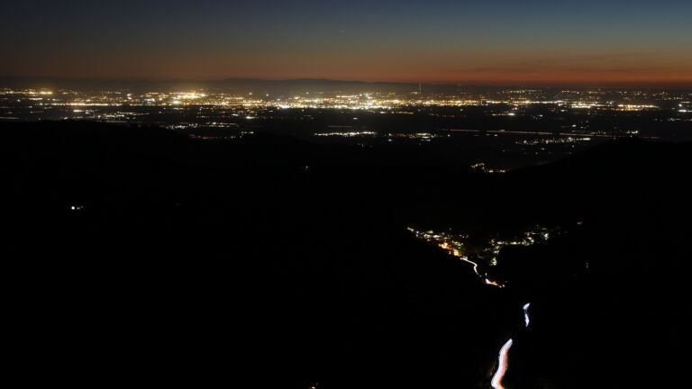 Dieses Bild zeigt eine Webcam-Aufnahme vom Achertal, aufgenommen am Mittwoch, den 08.04.2026 um 21:30 Uhr. Die Temperatur betrug 10.8°C.