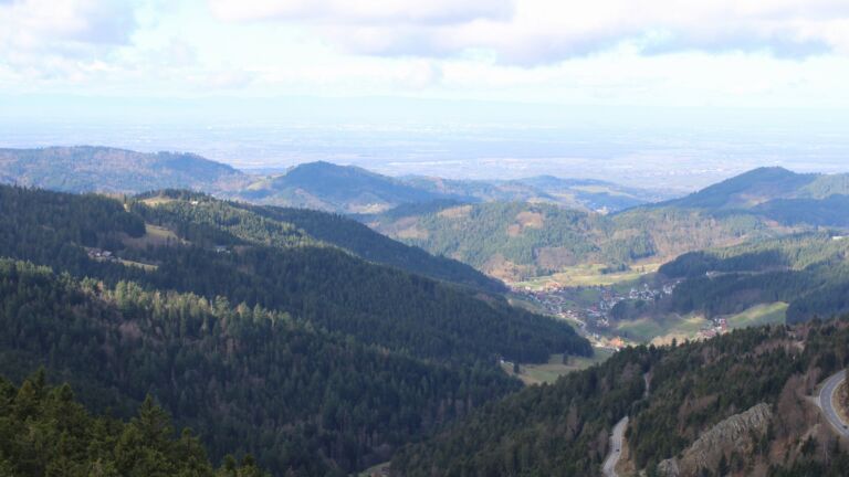 Dieses Bild zeigt eine Webcam-Aufnahme vom Achertal, aufgenommen am Sonntag, den 01.03.2026 um 11:10 Uhr. Die Temperatur betrug 6.7°C.