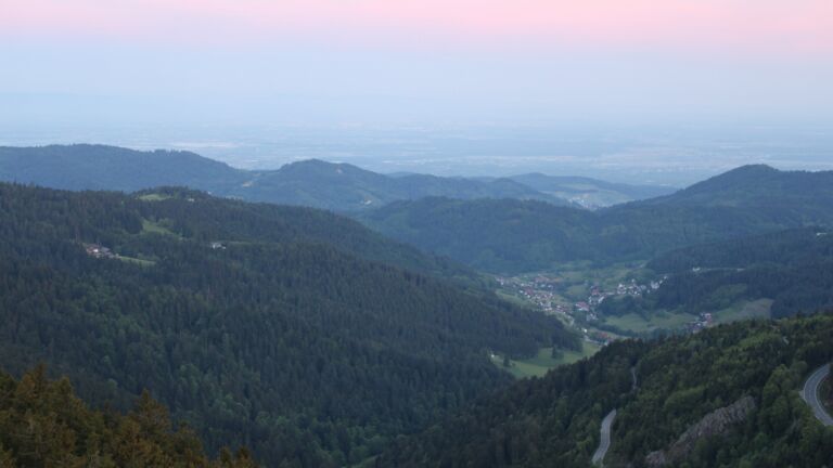 Dieses Bild zeigt eine Webcam-Aufnahme vom Achertal, aufgenommen am Sonntag, den 10.05.2026 um 05:50 Uhr. Die Temperatur betrug 12.6°C.