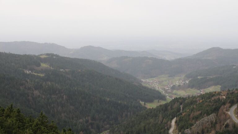 Dieses Bild zeigt eine Webcam-Aufnahme vom Achertal, aufgenommen am Freitag, den 14.11.2025 um 13:10 Uhr. Die Temperatur betrug 16.7°C.