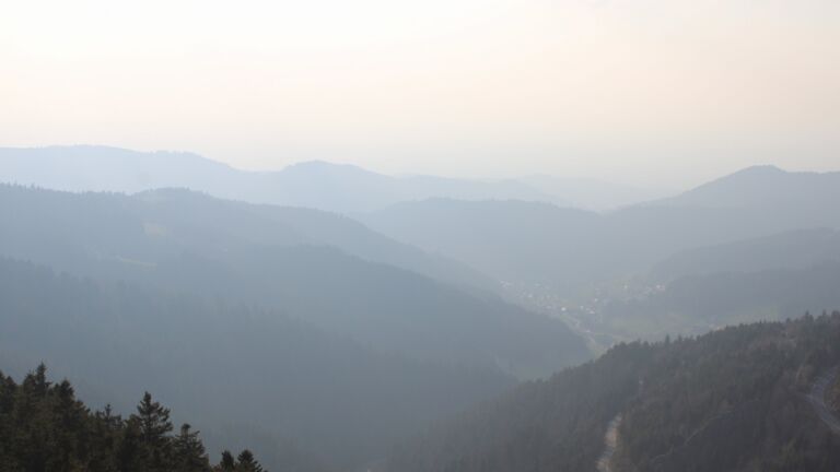 Dieses Bild zeigt eine Webcam-Aufnahme vom Achertal, aufgenommen am Sonntag, den 22.03.2026 um 17:20 Uhr. Die Temperatur betrug 6.8°C.