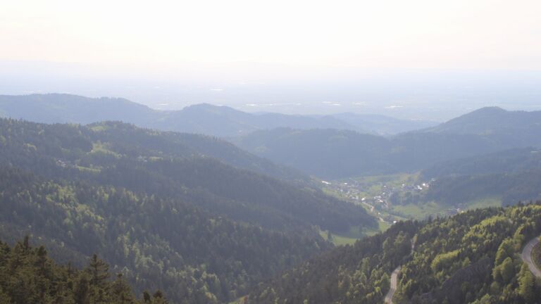 Dieses Bild zeigt eine Webcam-Aufnahme vom Achertal, aufgenommen am Montag, den 27.04.2026 um 18:40 Uhr. Die Temperatur betrug 14.8°C.