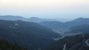 Dieses Bild zeigt eine Webcam-Aufnahme vom Achertal, aufgenommen am Donnerstag, den 05.03.2026 um 18:00 Uhr. Die Temperatur betrug 9.7°C.