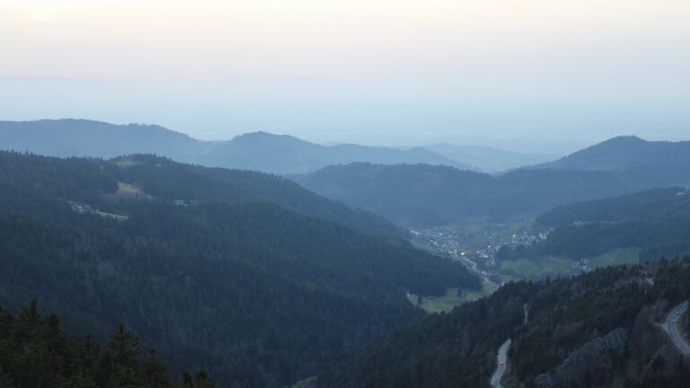 Dieses Bild zeigt eine Webcam-Aufnahme vom Achertal, aufgenommen am Donnerstag, den 05.03.2026 um 18:00 Uhr. Die Temperatur betrug 9.7°C.