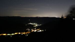 Dieses Bild zeigt eine Webcam-Aufnahme vom Achertal, aufgenommen am Freitag, den 22.05.2026 um 01:30 Uhr. Die Temperatur betrug 15.6°C.