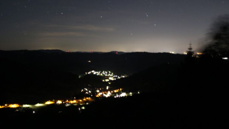 Dieses Bild zeigt eine Webcam-Aufnahme vom Achertal, aufgenommen am Freitag, den 22.05.2026 um 01:30 Uhr. Die Temperatur betrug 15.6°C.