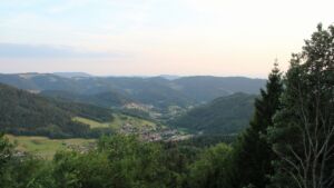 Dieses Bild zeigt eine Webcam-Aufnahme vom Achertal, aufgenommen am Montag, den 13.07.2026 um 21:00 Uhr. Die Temperatur betrug 27°C.