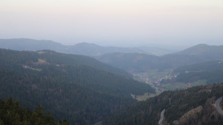 Dieses Bild zeigt eine Webcam-Aufnahme vom Achertal, aufgenommen am Dienstag, den 10.03.2026 um 07:10 Uhr. Die Temperatur betrug 8.9°C.