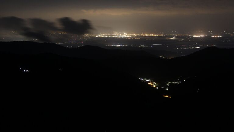 Dieses Bild zeigt eine Webcam-Aufnahme vom Achertal, aufgenommen am Freitag, den 22.08.2025 um 02:30 Uhr. Die Temperatur betrug 11.9°C.