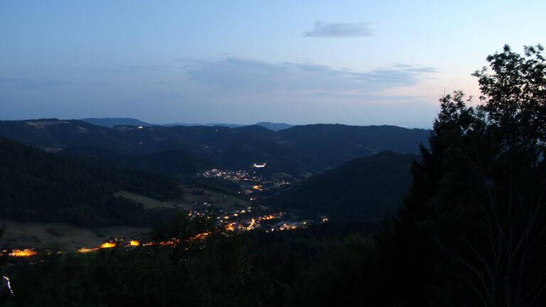 Dieses Bild zeigt eine Webcam-Aufnahme vom Achertal, aufgenommen am Freitag, den 14.08.2026 um 21:30 Uhr. Die Temperatur betrug 28.4°C.