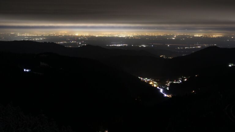 Dieses Bild zeigt eine Webcam-Aufnahme vom Achertal, aufgenommen am Donnerstag, den 27.11.2025 um 23:30 Uhr. Die Temperatur betrug -0.5°C.