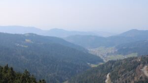 Dieses Bild zeigt eine Webcam-Aufnahme vom Achertal, aufgenommen am Sonntag, den 22.03.2026 um 13:50 Uhr. Die Temperatur betrug 6.8°C.