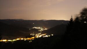 Dieses Bild zeigt eine Webcam-Aufnahme vom Achertal, aufgenommen am Montag, den 03.08.2026 um 22:30 Uhr. Die Temperatur betrug 28.8°C.