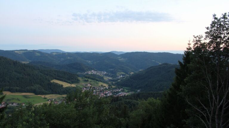 Dieses Bild zeigt eine Webcam-Aufnahme vom Achertal, aufgenommen am Mittwoch, den 01.07.2026 um 21:50 Uhr. Die Temperatur betrug 19°C.