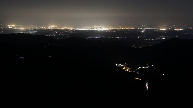 Dieses Bild zeigt eine Webcam-Aufnahme vom Achertal, aufgenommen am Samstag, den 17.05.2025 um 01:30 Uhr. Die Temperatur betrug 8.1°C.