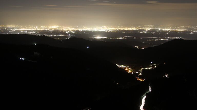 Dieses Bild zeigt eine Webcam-Aufnahme vom Achertal, aufgenommen am Freitag, den 16.01.2026 um 06:30 Uhr. Die Temperatur betrug 4.9°C.