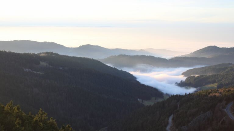 Dieses Bild zeigt eine Webcam-Aufnahme vom Achertal, aufgenommen am Sonntag, den 21.12.2025 um 16:10 Uhr. Die Temperatur betrug 6.2°C.