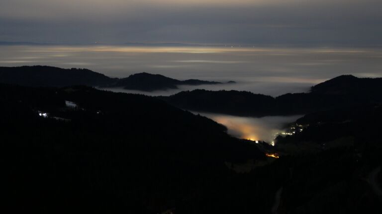 Dieses Bild zeigt eine Webcam-Aufnahme vom Achertal, aufgenommen am Freitag, den 06.02.2026 um 02:30 Uhr. Die Temperatur betrug 4.9°C.