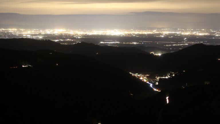 Dieses Bild zeigt eine Webcam-Aufnahme vom Achertal, aufgenommen am Freitag, den 13.03.2026 um 19:40 Uhr. Die Temperatur betrug 7.3°C.