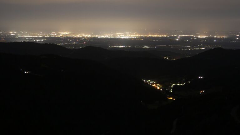Dieses Bild zeigt eine Webcam-Aufnahme vom Achertal, aufgenommen am Samstag, den 13.09.2025 um 03:30 Uhr. Die Temperatur betrug 10.1°C.