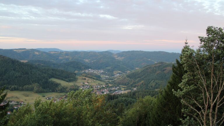 Dieses Bild zeigt eine Webcam-Aufnahme vom Achertal, aufgenommen am Montag, den 24.08.2026 um 06:40 Uhr. Die Temperatur betrug 13.5°C.