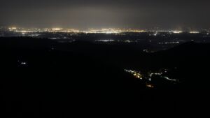 Dieses Bild zeigt eine Webcam-Aufnahme vom Achertal, aufgenommen am Sonntag, den 10.05.2026 um 01:30 Uhr. Die Temperatur betrug 12.2°C.