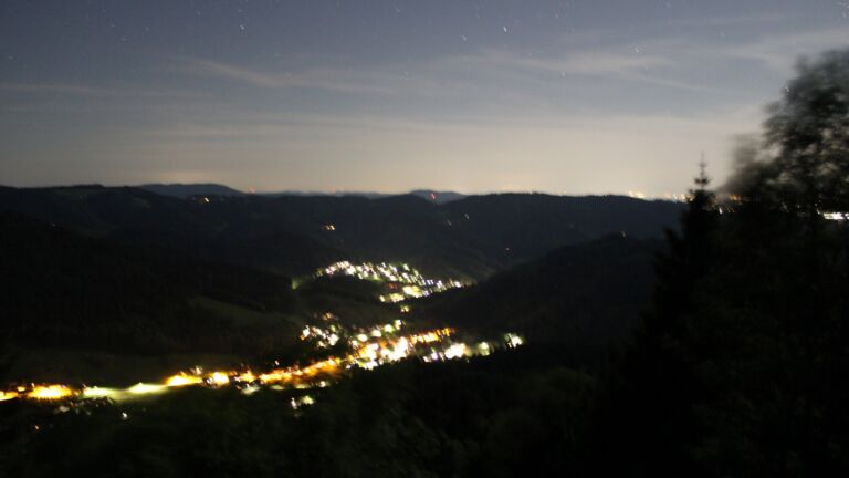 Dieses Bild zeigt eine Webcam-Aufnahme vom Achertal, aufgenommen am Freitag, den 22.05.2026 um 23:30 Uhr. Die Temperatur betrug 19.8°C.